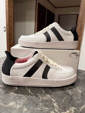 New REDVANLY Contender Spikeless Golf Shoe (Bright White/Tuxedo)